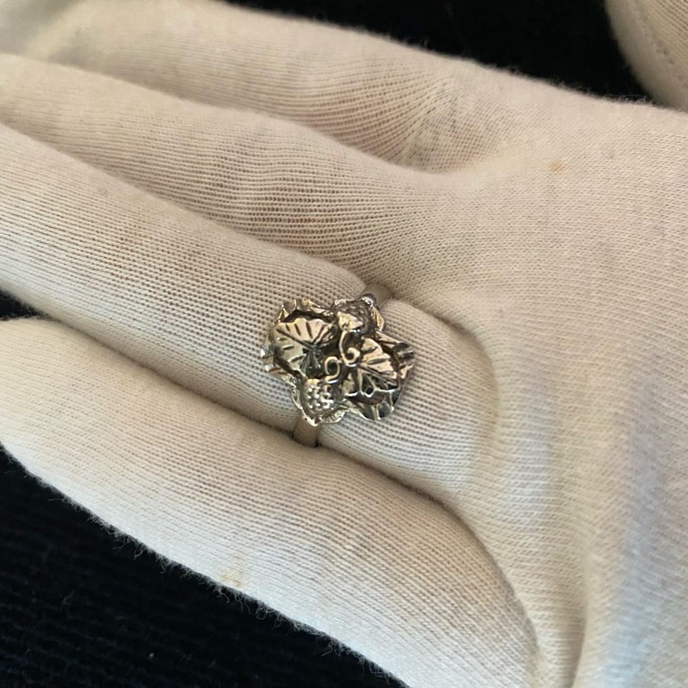 Ring - Picture 2 of 4